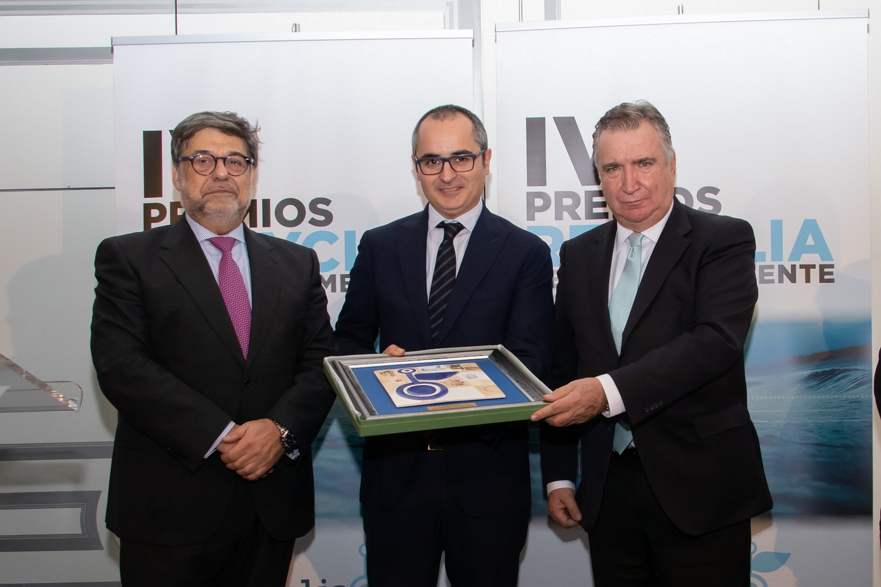 David Vidorreta con José Pérez y Luis Pérez Bermejo consejero delegado y presidente de Recyclia IV Premios Recyclia