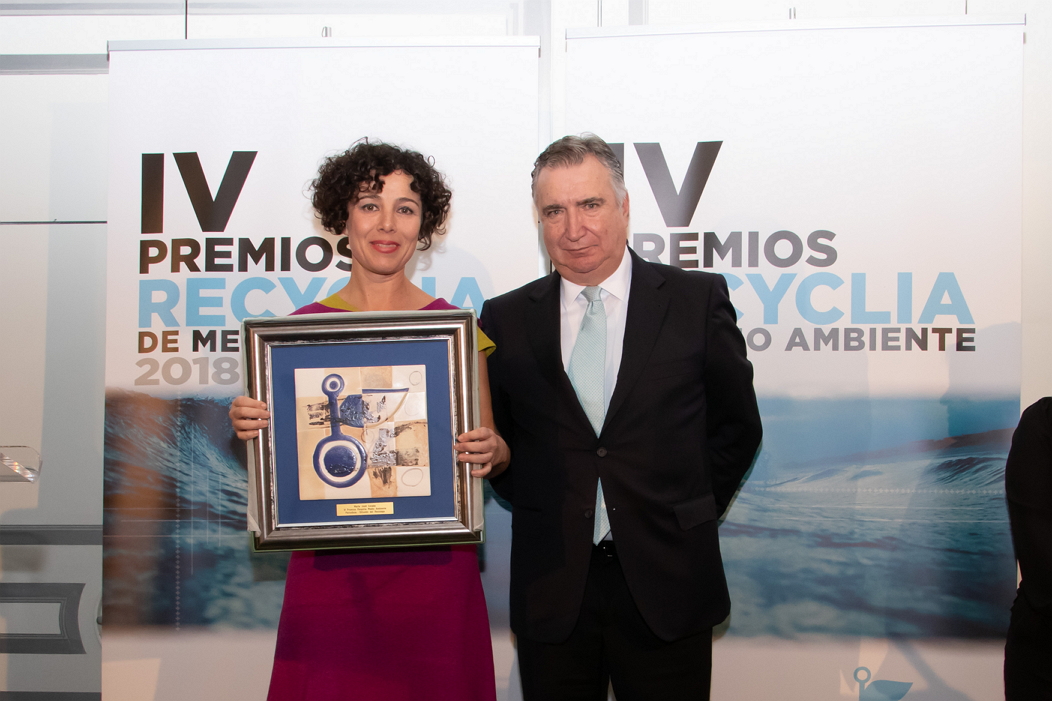 María José Celada con el presidente de Recyclia Luis Pérez Bermejo IV Premios Recyclia